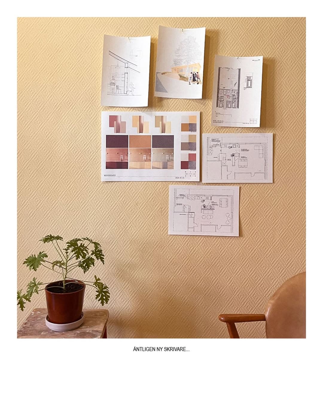 Planritningar, skisser och ett materialmoodboard uppsatta på en gul vägg